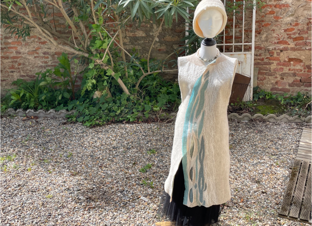 Travail manuel du feutre par Laurence Schneider à Auvillar (82), Atelier Entre Ciel et Laine